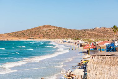 Playa El Tecolote, La Paz, Baja California Sur, Meksika. 11 Kasım 2021. La Paz yakınlarında bir sahilde sörf yapmak..