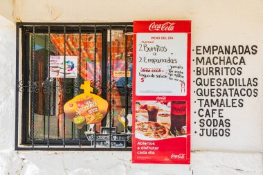 Guadaloupe, La Paz, Baja California Sur, Meksika. 13 Kasım 2021. Baja 'da bir çöl otoyolu boyunca bir öğle yemeği kafesi..