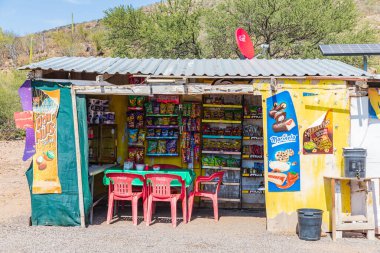 Guadaloupe, La Paz, Baja California Sur, Meksika. 13 Kasım 2021. Baja 'da bir çöl otoyolu boyunca bir öğle yemeği kafesi..
