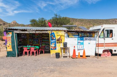 Guadaloupe, La Paz, Baja California Sur, Meksika. 13 Kasım 2021. Baja 'da bir çöl otoyolu boyunca bir öğle yemeği kafesi..