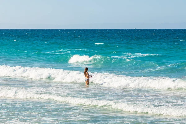 Playa El Tecolote, La Paz, Baja California Sur, Meksika. 11 Kasım 2021. La Paz yakınlarında sörf yapan bir kadın..