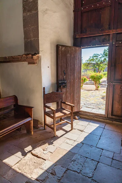 San Ignacio Mulege Baja California Sur Mexico 2021年11月14日 为圣伊格纳西奥教堂打开大门的椅子 — 图库照片