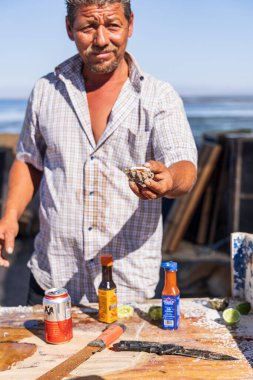 Guerro Negro, Mulege, Baja California Sur, Meksika. 15 Kasım 2021. Baja yarımadasının batı kıyısında istiridye servis ediliyor..