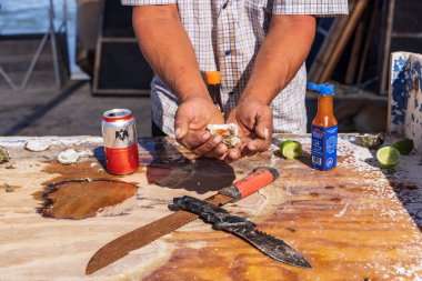 Guerro Negro, Mulege, Baja California Sur, Meksika. 15 Kasım 2021. Baja yarımadasının batı kıyısında istiridye servis ediliyor..