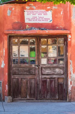 Loreto, Baja California Sur, Meksika. 17 Kasım 2021. Meksika 'da satılık yıpranmış kırmızı bir bina..