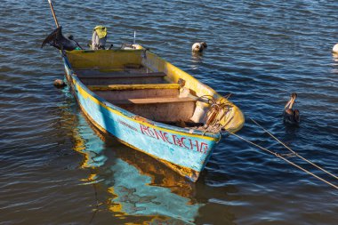 Loreto, Baja California Sur, Meksika. 17 Kasım 2021. Loreto limanında küçük bir tekne..