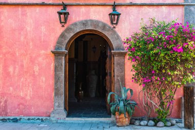 Loreto, Baja California Sur, Meksika. 17 Kasım 2021. Pembe bir duvarda kemerli kapı..