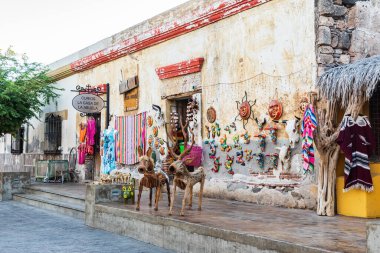 Loreto, Baja California Sur, Meksika. 17 Kasım 2021. Baja, Meksika 'daki halk sanatları satıcısı..