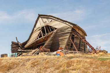 USA, Washington State, Whitman County. Palouse. Fugat Road. Falling down country school house.