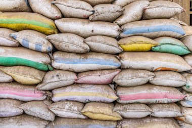 Manshiyat Naser, Çöp Şehri, Kahire, Mısır. Manshiyat Naser, Çöp Şehri, Kahire 'de geri dönüşüm için kesilmiş plastik poşetler..