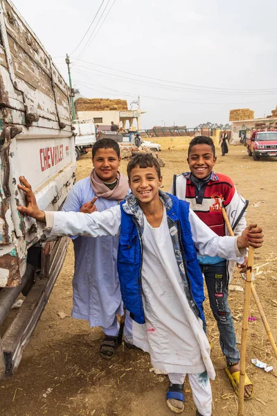 Birqash, Kahire, Mısır. 18 Şubat 2022. Kahire 'nin dışındaki Birqash Camel pazarında deve bakıcıları..