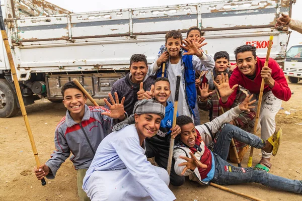 Birqash, Kahire, Mısır. 18 Şubat 2022. Kahire 'nin dışındaki Birqash Camel pazarında deve bakıcıları..