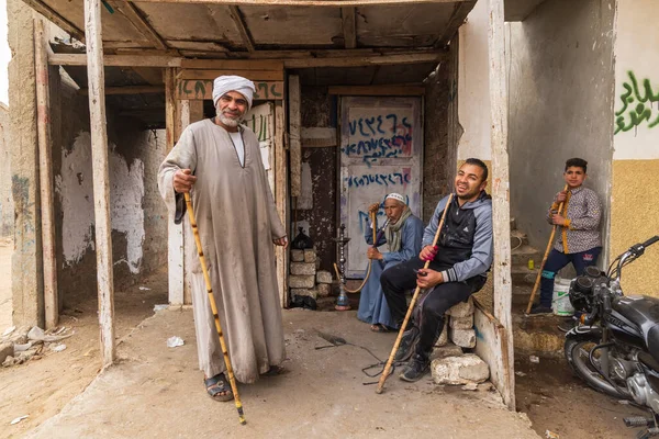 Birqash, Kahire, Mısır. 18 Şubat 2022. Kahire 'nin dışındaki Birqash Camel pazarında deve bakıcıları..