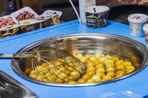 Kahire, Mısır... 18 Şubat 2022. Falafel topları Eski Kahire 'de El Moez caddesinde bir dükkanda pişiriliyor..