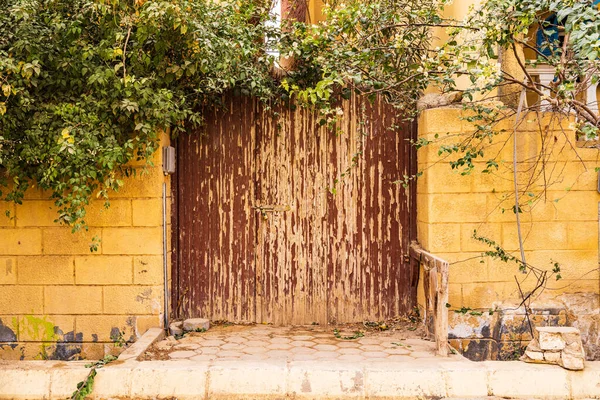 Faiyum Egypt Února2022 Peling Barva Dřevěné Dveře Kamenné Zdi — Stock fotografie