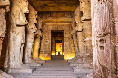 Ebu Simbel, Aswan, Mısır. 22 Şubat 2022. 2. Ramses Tapınağı 'nın Hypostyle Salonundaki Osiris sütunları..