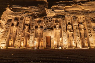 Ebu Simbel, Aswan, Mısır. 22 Şubat 2022. Küçük Ramses Tapınağı 'nın devasa heykelleri geceleri parlıyordu..