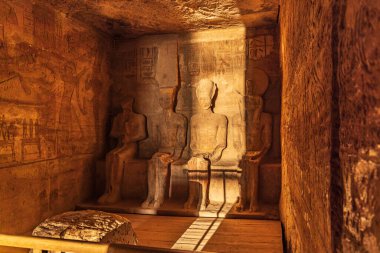 Ebu Simbel, Aswan, Mısır. 23 Şubat 2022. Ptah, Amun, Ramses II ve Ra 'nın heykellerindeki gün doğumu ışığı. Büyük Ramses II Tapınağı' nın en kutsalı..