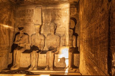 Ebu Simbel, Aswan, Mısır. 23 Şubat 2022. Ptah, Amun, Ramses II ve Ra 'nın heykellerindeki gün doğumu ışığı. Büyük Ramses II Tapınağı' nın en kutsalı..