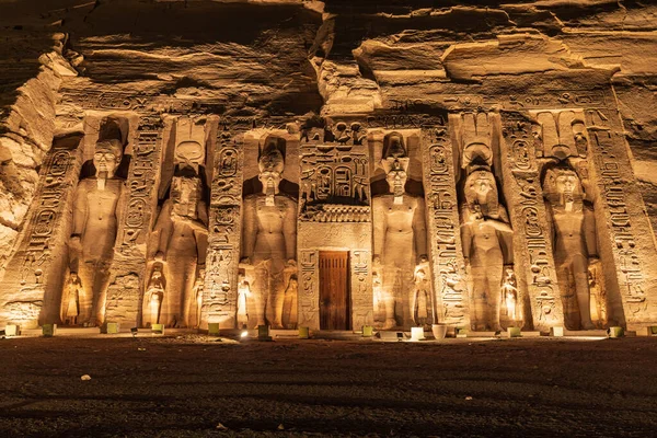 Ebu Simbel, Aswan, Mısır. 22 Şubat 2022. Küçük Ramses Tapınağı 'nın devasa heykelleri geceleri parlıyordu..