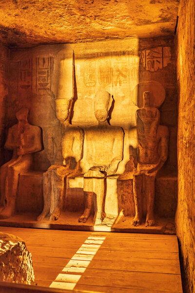 Абу Симбел, Асуан, Египет. 23 февраля 2022 года. Восход солнца на статуях Птаха, Амона, Рамсеса II, и Ра в священный святых в Большом храме Рамсеса II.