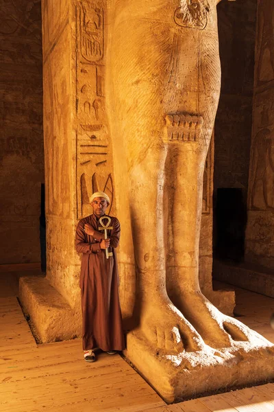 Abu Simbel Assouan Égypte Février 2022 Gardien Tenant Une Grande — Photo