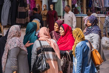 Teb, Luxor, Mısır. 24 Şubat 2022. Sokakta tartışan bir grup kadın..