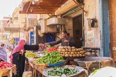 Teb, Luxor, Mısır. 24 Şubat 2022. Luxor 'da bir markette sebze satıcısı..