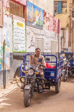 Teb, Luxor, Mısır. 24 Şubat 2022. Luxor 'da bir markette motosiklet teslimat arabası..