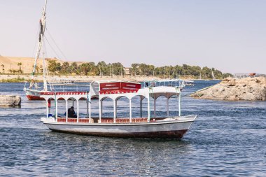 Nil Nehri, Luxor, Mısır. 24 Şubat 2022. Luxor 'daki Nil Nehri' nde bir tur teknesi..