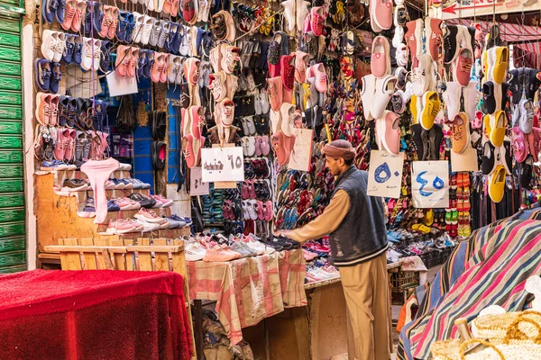 テーバイ ルクソール エジプト 2022年2月24日 ルクソールの市場でのディスプレイ上の靴 — ストック写真