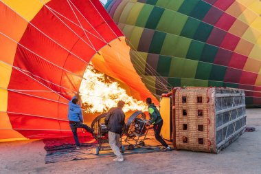 Luxor, Mısır. 26 Şubat 2022. Sıcak hava balonları Luxor 'da gün doğumunda turist gezintilerine hazırlanıyor..