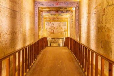 Krallar Vadisi, Luxor, Mısır. 26 Şubat 2022. Luxor 'daki Krallar Vadisi' ndeki Ramses VI mezarlarının içi..