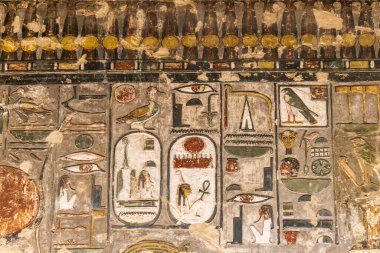 Krallar Vadisi, Luxor, Mısır. 26 Şubat 2022. Luxor 'daki Krallar Vadisi' ndeki Ramses VI mezarlarının içi..