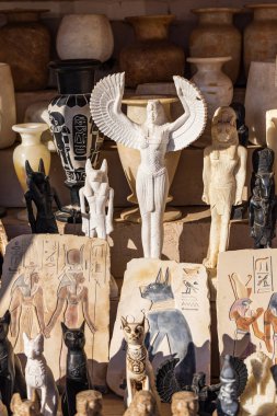 Krallar Vadisi, Luxor, Mısır. 26 Şubat 2022. Luxor 'daki Krallar Vadisi' nde satılık antik sanat eserlerinin kopyaları..