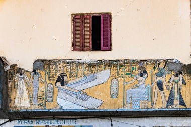 Teb, Luxor, Mısır. 26 Şubat 2022. Eski Mısır sanatının Luxor 'daki bir binadaki çağdaş duvar resmi.