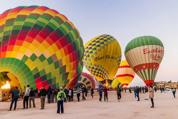 Luxor Egipt Lutego 2022 Balony Ogrzane Powietrze Przygotowywane Wycieczek Turystycznych — Zdjęcie stockowe