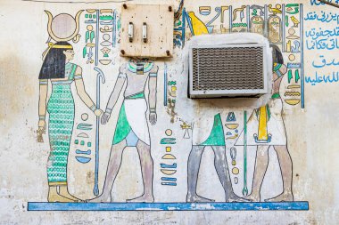 Teb, Luxor, Mısır. 26 Şubat 2022. Luxor 'daki bir binanın çağdaş duvar resimleri.