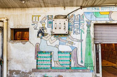 Teb, Luxor, Mısır. 26 Şubat 2022. Luxor 'daki bir binanın çağdaş duvar resimleri.