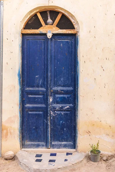 Faiyum Egipto Una Puerta Pintada Azul Edificio Pueblo Faiyum — Foto de Stock