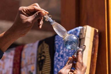 Teb, Luxor, Mısır. Elinde dekoratif cam parfüm şişesi var..