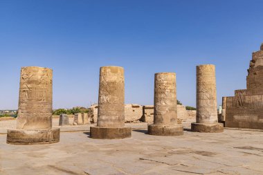 Kom Ombo, Aswan, Mısır. Kom Ombo tapınağında kırık sütunlar..
