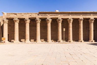 Edfu, Aswan, Mısır. Edfu 'daki Horus Tapınağı' nda sıra sıra dizilmiş sütunlar..