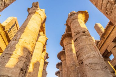 Karnak, Luxor, Mısır. Luxor 'daki Karnak Tapınağı kompleksindeki Büyük Hypostyle Salonunda sütunlar.