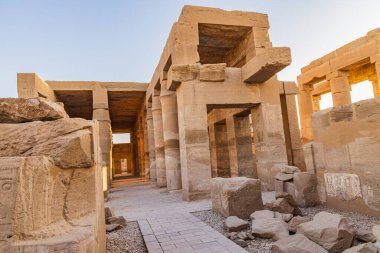 Karnak, Luxor, Mısır. Luxor 'daki Karnak Tapınağı kompleksinde sütunlu bina.