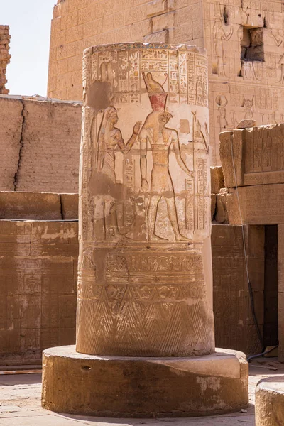 Κομ Όμπο Ασουάν Αίγυπτος Σπασμένη Διακοσμημένη Στήλη Στο Συγκρότημα Ναών — Φωτογραφία Αρχείου