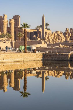 Karnak, Luxor, Mısır. Luxor 'daki Karnak Tapınağındaki Kutsal Göl.