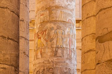 Karnak, Luxor, Mısır. Luxor 'daki Karnak Tapınağı' ndaki Büyük Hypostyle Salonu 'nun sütunları..