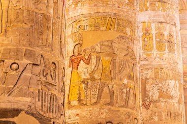 Karnak, Luxor, Mısır. Luxor 'daki Karnak Tapınağı' ndaki Büyük Hypostyle Salonu 'nun sütunları..