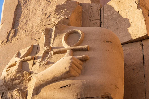 Karnak Luxor Egipt Zrujnowany Posąg Trzymający Dwie Kotwice Kompleksie Świątyni — Zdjęcie stockowe